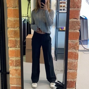 Low Rise kostymbyxa - Mid-low Rise kostymbyxa. Intressekoll, skit snygga men kommer ej till användning. Köpta för 1200kr använda 2 gånger i ny skick 