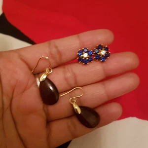 2 par superfina örhengen  - Super snygga örhengen metall guldfärg.  120kr plus frak.  