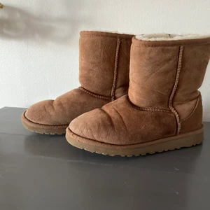 Uggs vinterskor höga - Lite högre uggs vinterskor använda men har fluff kvar, då dem inte blivit använda så mycket, ge bud!! Säljer för minst 400kr +frakt💕 Storlek 34 men stora i storleken