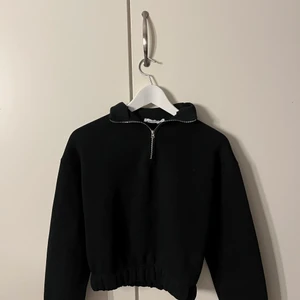Half zip från NAKD - Croppad svart half zip från Nakd, kommer inte till användning längre. Bra skick
