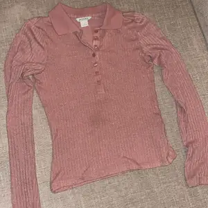 säljer denna rosaglittriga blus/långärmade tröja med en krage ifrån monki!💗 den är i storlek XS och säljs för att den inte längre används!💗 den är inte så välanvänd men köptes för typ ett år sen!💗 vet ej vad den kostade men säljer för 80kr+frakt!💗