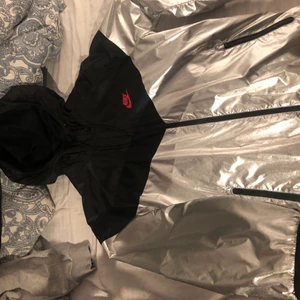 Nike vindjacka - Nike vindjacka jag köpt i USA för 5 år sedan. Går inte o köpa någonstans längre och den är använd få gånger. Storlek M! Svart silvrig och röd är den och tycker den är svin fet men passar inte lig längre tyvärr