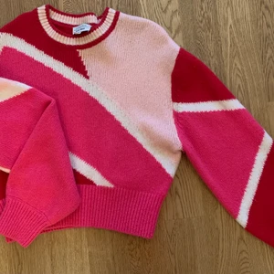 & Other Stories stickad tröja - Härlig färgglad stickad tröja från & other stories i jättefint skick! Skicka meddelande för fler bilder. Strl S 