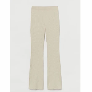 Ribbade beiga utsvängda mjukisbyxor  - Ett par utsvängda mjukisbyxor som är helt oanvända, endast testade med prislappen fortfarande på. Nypris: 99kr skriv för fler bilder🤍