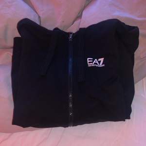  Ea7 hoodie använder inte så jag säljer den den är äkta kostade 1000 kr när jag köpte den och jag säljer den nu för 600 kr för den går aldrig till användning!