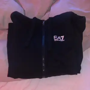  Ea7 hoodie använder inte så jag säljer den den är äkta kostade 1000 kr när jag köpte den och jag säljer den nu för 600 kr för den går aldrig till användning!