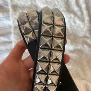 Nitbälte  - Svart nitbälte som inte kommer till användning💕