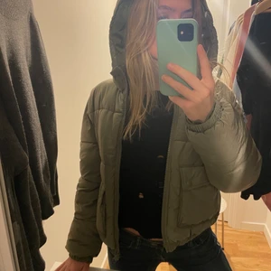Militärgrön vinterjavka - Så mysig och snygg vinterjacka jag köpte på hm för 2 år sen! Den går att matcha till mycket. Köparen står för frakt💚💚