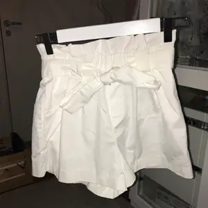 Vita paperbag shorts från zara, superfina och knappt använda! Storlek XS men liten i storleken 