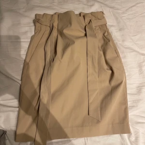 Kjol med band  - Klassig kjol med fint material, ny 