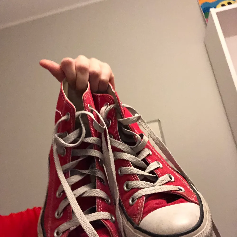 Ett par basic hög röda Converse som är lite slitna. Dom är ganska mycket använda men helt okej skick! Här och var är det målat med penna (på de vita längst ner på skon)  men de syns inte när dom är på! Jag kommer tvätta skorna så gått det går innan jag frakatar dem! Säljer för 300 men då står jag för frakt! Skriv priv för fler bilder eller info!❤️. Skor.