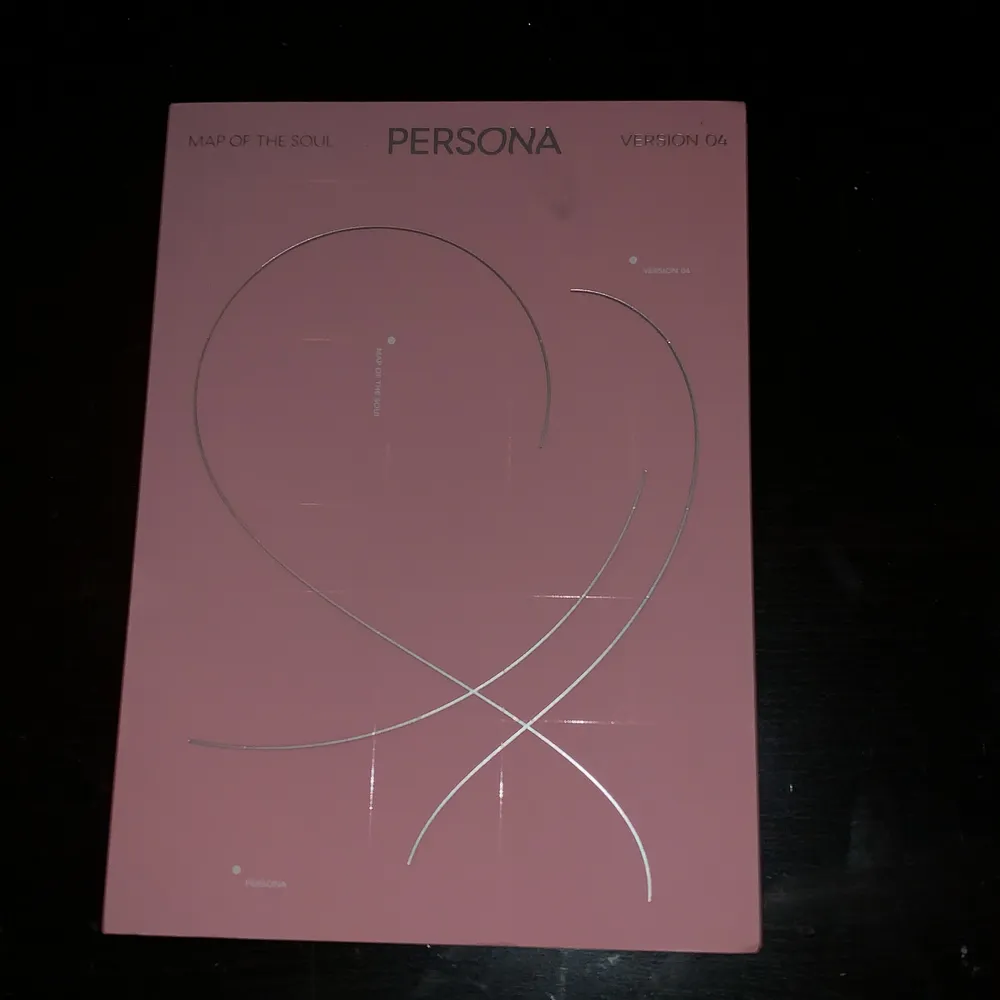 Säljer mitt PERSONA album av bts i version 04 allt innehåll finns kvar sen jag köpte den. Priset är inte hugget i sten . Övrigt.