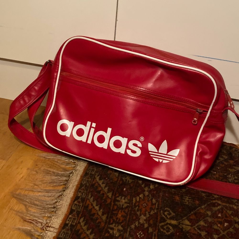 Röd adidas väska - Adidas | Plick Second Hand