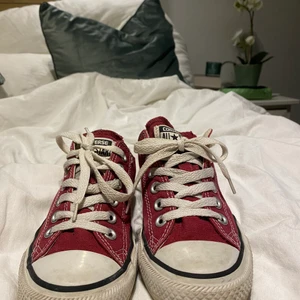Vinröda låga Converse  - Vinröda låga converse i storleken 37, anvönda men i bra skick. Pris kan diskuteras, köparen står för frakt. 