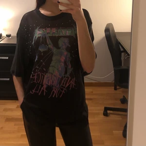 genomskinlig t-shirt med tryck - En snygg genomskinlig t-shirt i oversize med tryck. Plagget är ganska lång i längden (jag är 175 cm lång). Ingen retur. Alla plagg som säljs tvättas noga innan leverans! Det är bara att skriva om du har några frågor! <3