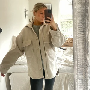 Ljusbeige Jacka  - Säljer denna super snygga beiga jacka från Stradivarius storlek S! Köpare står för frakt 