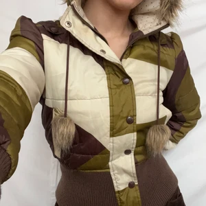 Earthtone jacka - KÖP DIREKT FÖR 300!!!!! Helt underbar vinterjacka i mysiga färger. Jackan är i gott defetfritt skick och aldrig använd av mig. Håller en varm nu under kallare årstider! Visas på en S men märkt M. Köpare står för 66kr spårbar frakt. Högsta bud 250kr. Avslutas 24h efter senaste bud vilket markeras med att plagget markeras sålt så buda på privat tills dess!!!!! 