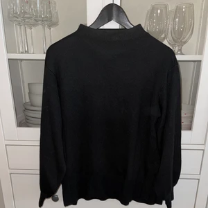 Stickad tröja - Stickad tröja från MQ i nyskick! Hög hals och en liten slits på båda sidor (se bild), storlek S. Dyr i köp och den är i nyskick! 