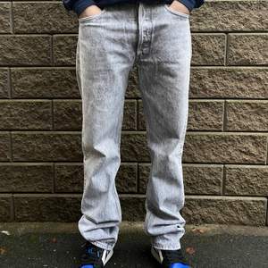 Raka Levis jeans i storlek W32 L34 väldigt liten i storleken!