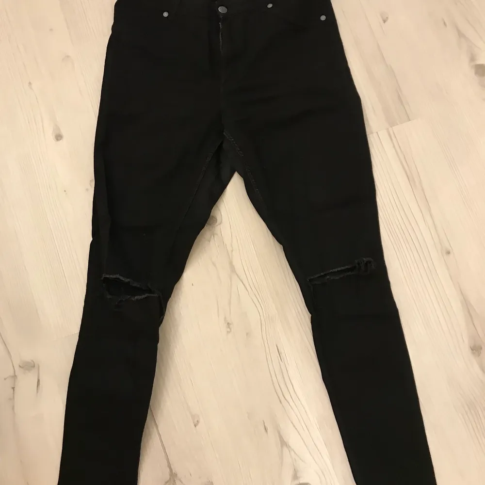 svarta skinny jeans med hål i knäna från cheap monday. . Jeans & Byxor.