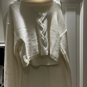 Fin skickad tröja - Super fin vit stickad tröja från NAKD. Storlek s, aldrig använd. Köparen står för frakt❤️