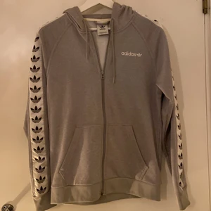 Adidas kofta - Säljer min adidas kofta då den inte längre passar. Koftan har inte använts mycket och är väldigt bra skick.