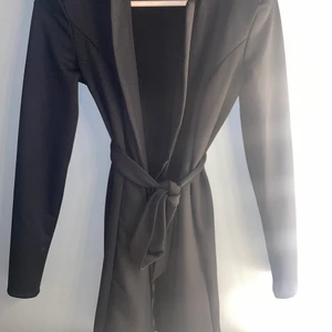 Kappa/klänning. - Klänning från Nelly. Går även att använda som kappa. 