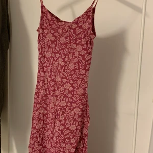 Vintage Hennes klänning size 36 - Mönstrad vintage klänning från H&M ”Hennes”, dubbla lager med tyg i viskos 🤲🏻 passformen är lite tightare över bysten