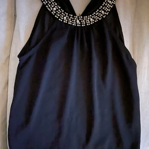 Linne med detaljer  - Linne i fint skick med detaljer.