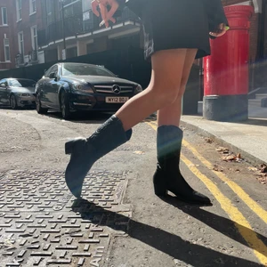 Cowboy boots🤠 - Coola cowboyboots vintage🖤 storlek 39🍒 köpt för 600 kr på humana! NÄSTAN I NY SKICK FÖR ATT VARA VINTAGE!!!