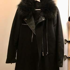 Fuskpäls kappa från Zara, Storlek XL. Lossnat en dragkedja på högerarmen, annars i fint skick. 
