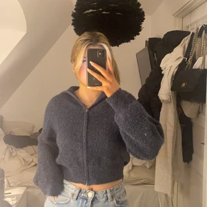 Stickad kofta - En super fin stickad kofta med dragkedja från Lindex, strl s, använd ca 3 ggr, säljer eftersom att jag inte får användning av den, nypris 499kr