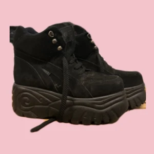 Hög sula skor, unika. Storlek 39 - Jätte coola skor med hög sula! Storlek 39. Unika och i fint skick! Bättre bilder kan fås vid intresse!  Skicka meddelande för köp direkt eller buda