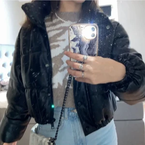 Zara jacka  - Säljer en svart jacka från zara i storlek xs. Använd 1 vinter och i bra skick! Köparen står för frakten💕priset kan diskuteras vid snabb affär!