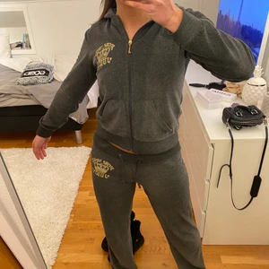  juicy couture sett - Vintage Juicy Couture sett! Köpt i USA 2010. Äkta. Storlek L från barnavdelningen, passar mig som är 165cm lång så xs/s  settet för 400kr, kan diskutera priset vid snabbköp✨❤️❤️