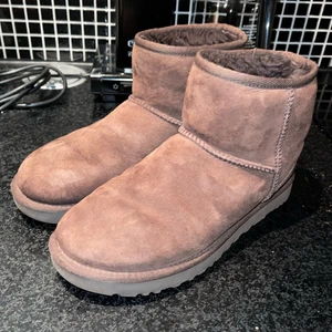 Äkta mini bruna UGGS - Fint skick. Sparsamt använda då de är förstora🥰 nypris: 2500 :-
