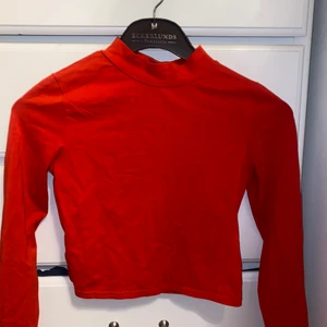 Bik Bok, stl M men passar S - Nyskick, endast använd ett fåtal gånger. Kan skickas mot fraktkostnad men ser helst att man möts upp runt Malmöområdet 