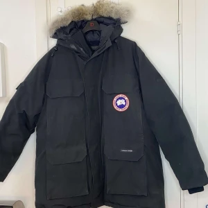 Canada Goose jacka köpt förra året  - Storlek XL. Pris kan diskuteras. Kvitto finns.