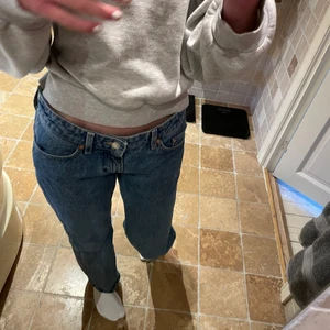Arrow low straight jeans  - Säljer mina jätte populära arrow low straight jeans i färgen harper blue. Storlek W26 L30. Endast använd två gånger. Älskar modellen men tyvärr pyttelite för korta på mig som är 163cm/ enligt mig själv. Lågmidjade och baggy. Köpta på weekday. Nypris: 500kr buda från 150kr💕💕