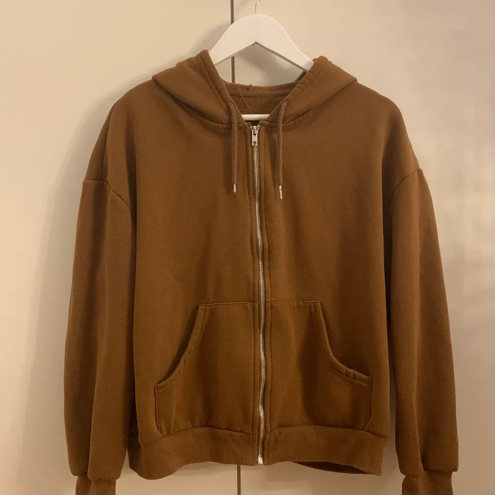 Säljer denna bruna zip up hoodien i storlek L som jag köpte för ett tag sen men som tyvärr inte kommer till användning längre. Kontakta mig vid intresse!. Hoodies.
