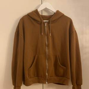 Säljer denna bruna zip up hoodien i storlek L som jag köpte för ett tag sen men som tyvärr inte kommer till användning längre. Kontakta mig vid intresse!