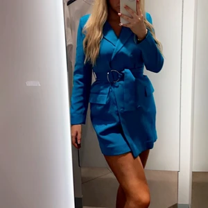  blazerdress &other stories - Oanvänd superfin blazerdress från & other stories💕 Prislappen är kvar och allt! Nypris 990kr💕 Skriv för mer bilder eller om du har någon fråga💕 