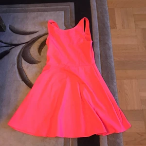 Neon rosa klänning. - Denna klänning har bara används några gånger och är fortfarande i ett bra skick.