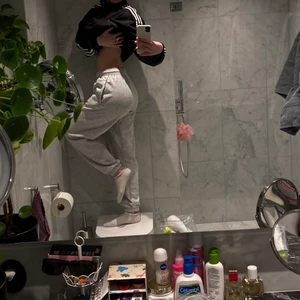 Iets Frans mysbyxor - Säljer mina iets frans mysbyxor då de inte kommer till användning. Helt oanvända, i nyskick. Ljus grå med ett svart märke där de står iets frans, de finns även snören i midjan❤️ sitter baggy på mig med Xs/s. nypris ca 500, säljer för 300. Kom privat om ni vill ha mer bilder, kan exempelvis skicka bild på iets frans märket om man vill❤️