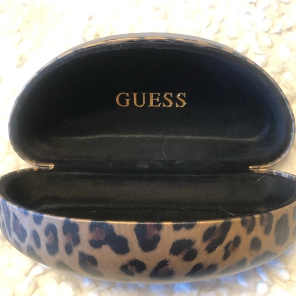 GUESS FODRAL  - 90