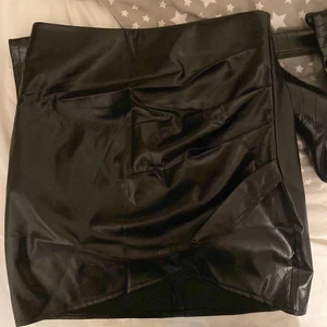 Skinn kjol - Skinn kjol, storlek M men är liten i storlek så skulle kunna passa en S, aldrig använd