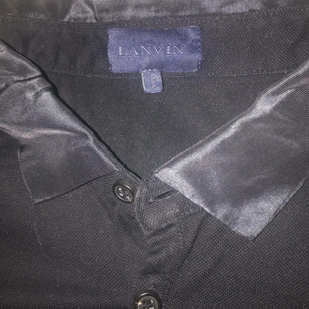 En polo-tröja från exklusiva Lanvin i stl M. Svart i jättefin kvalitet med silkeskrage. Obetydligt använd i jättefint skick. Nypris 6400kr på farfetch. . Skjortor.