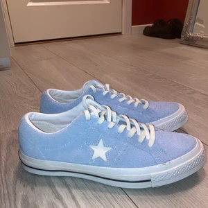 Converse 1 star storlek 43 - Säljer mina ljusblå converse 1 star, på bild upplevs dom lite lila men i person så är dom ljusblå, endast använda 1-2 gånger, köpare står för frakt