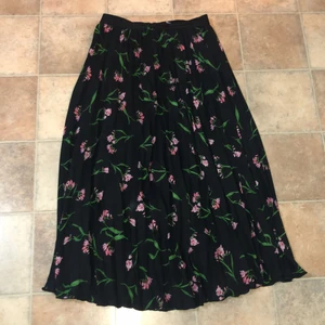 Kjol  - Kjol mellan lång. Under knäna storlek S/M. Använd endast 1 gång.