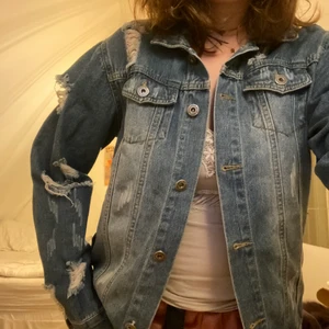 Jeansjacka  - Lite oversized jansjacka med tryck på ryggen från The Style Between Us 